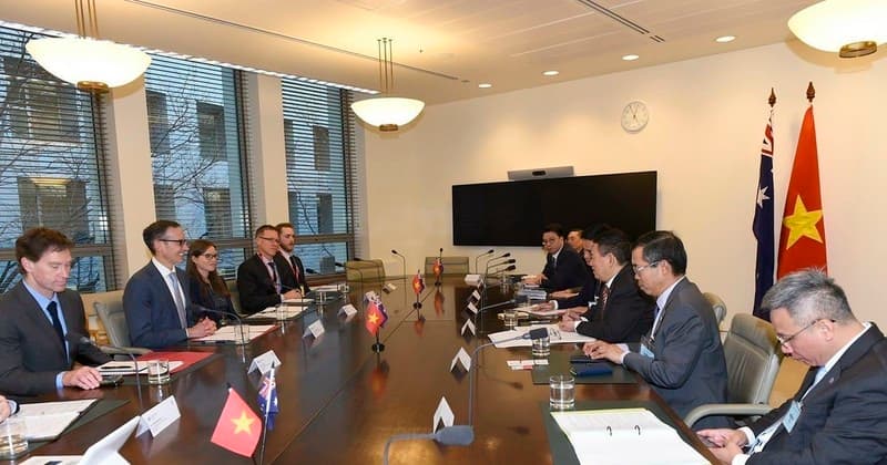 Finance minister pays working visit to Australia