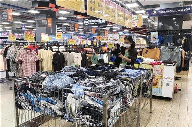 Retail sales of goods and services rise 8.7% in seven months