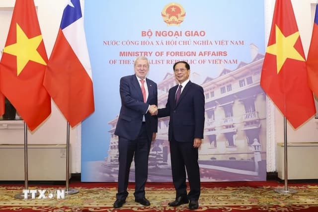Foreign Minister Holds Talks with Chilean Counterpart