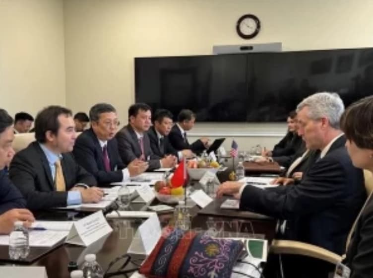 Deputy Minister Hoang Trung, US counterprt deepen agricultural ties
