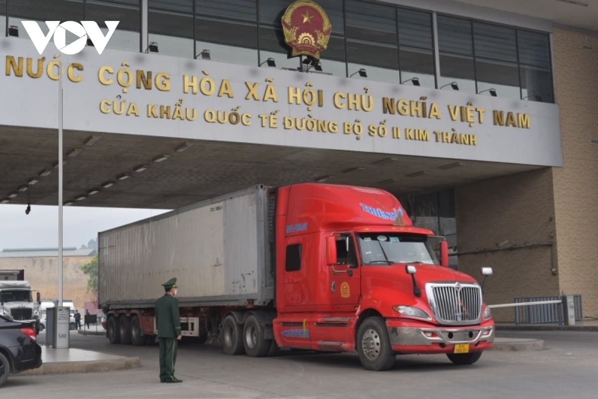 Bustling cross-border trade amid growing imports and exports