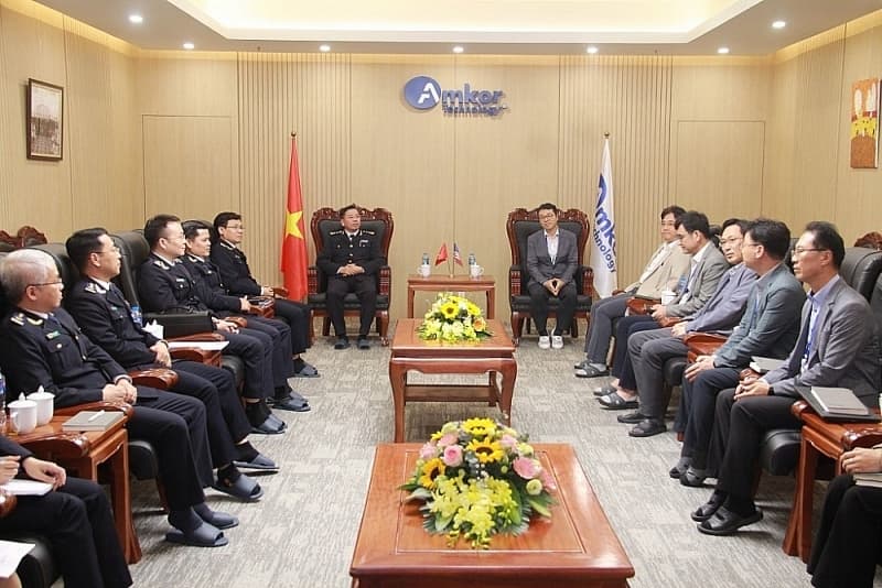 Many "billion-dollar" enterprises and corporations carry out procedures at Yen Phong Customs