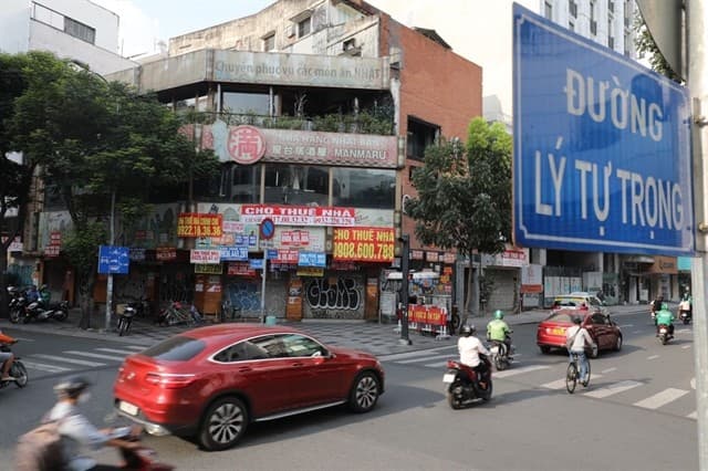 Brands are closing premium offline stores due to high rent