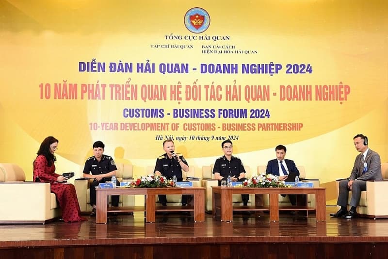 Ho Chi Minh City Customs accompanies businesses to continuously develop the country's economic locomotive.