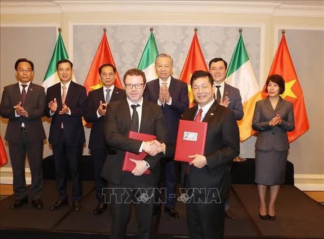 Top leader witnesses exchange of cooperation deals between Viet Nam and Ireland