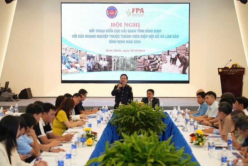Binh Dinh Customs holds a thematic dialogue with wood industry enterprises