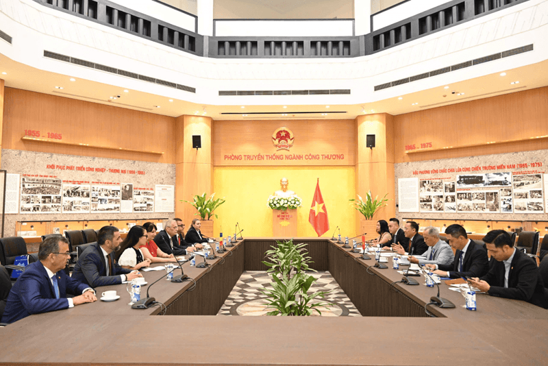 Vietnam, Romania strengthen cooperation in trade, automotive manufacturing