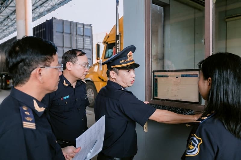 Quang Tri Customs launches online vehicle management application