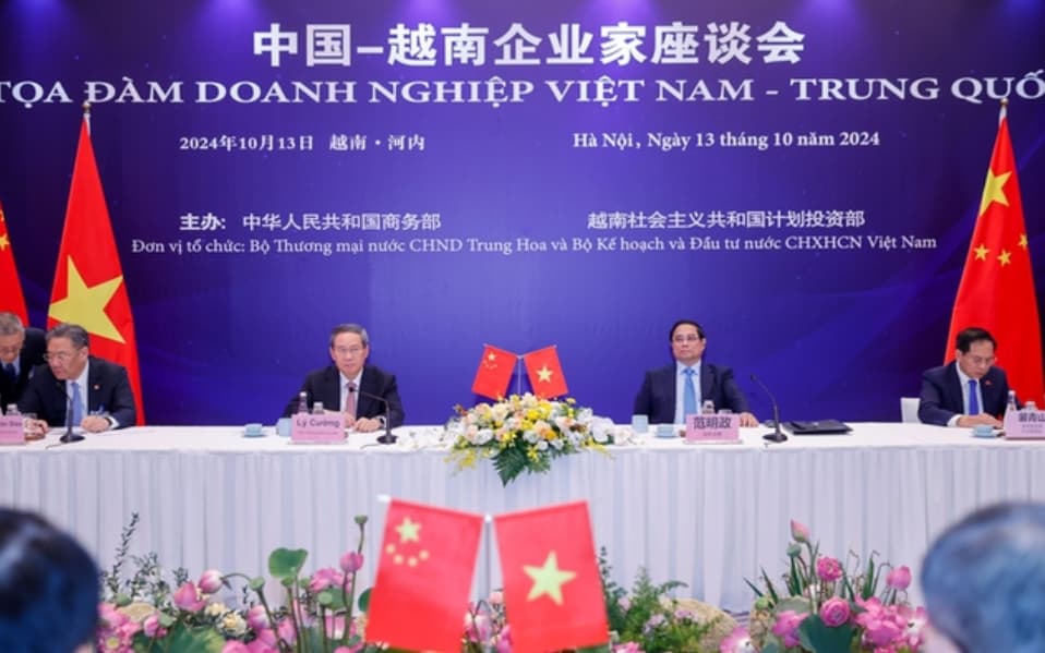 Vietnamese, Chinese Prime Ministers co-chair business forum in Ha Noi