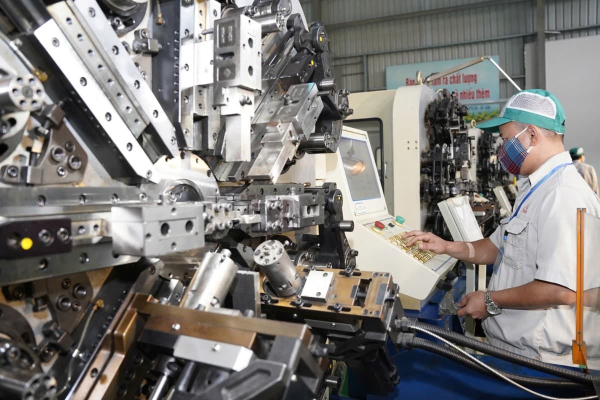 Vietnam economy overcomes challenges to achieve annual goals