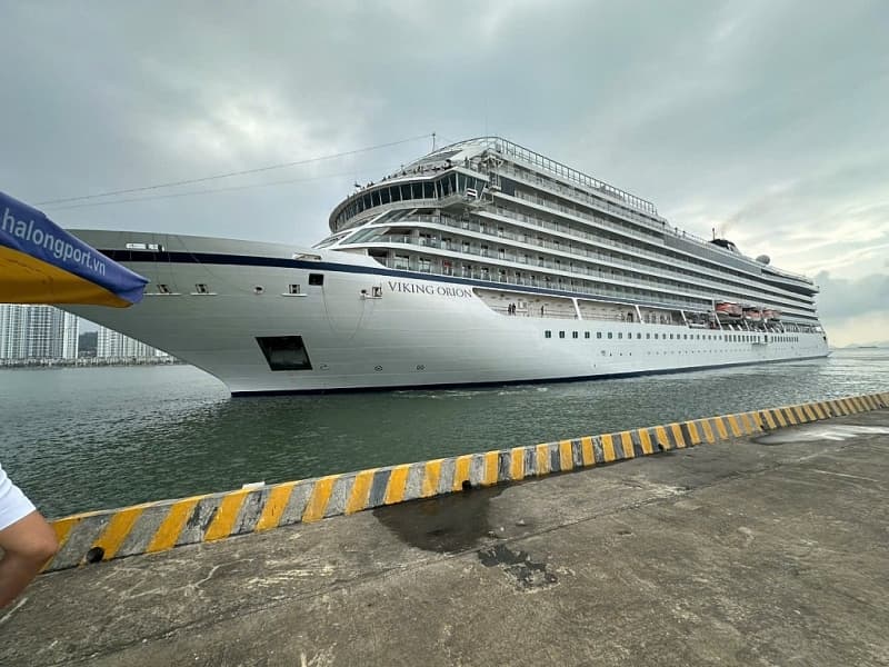 Hon Gai Customs welcomes Viking Orion cruise ship bringing 3 millionth passenger to Quang Ninh