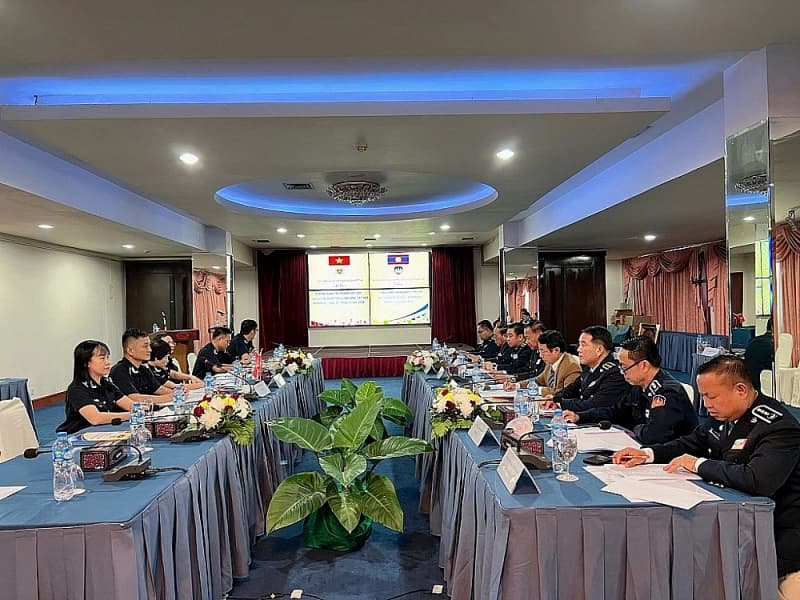 Quang Binh, KhamMuon Customs cooperates in exchanging information