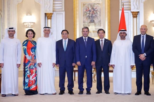 PM Calls on UAE's Business Giants to Invest in Strategic Infrastructure Development