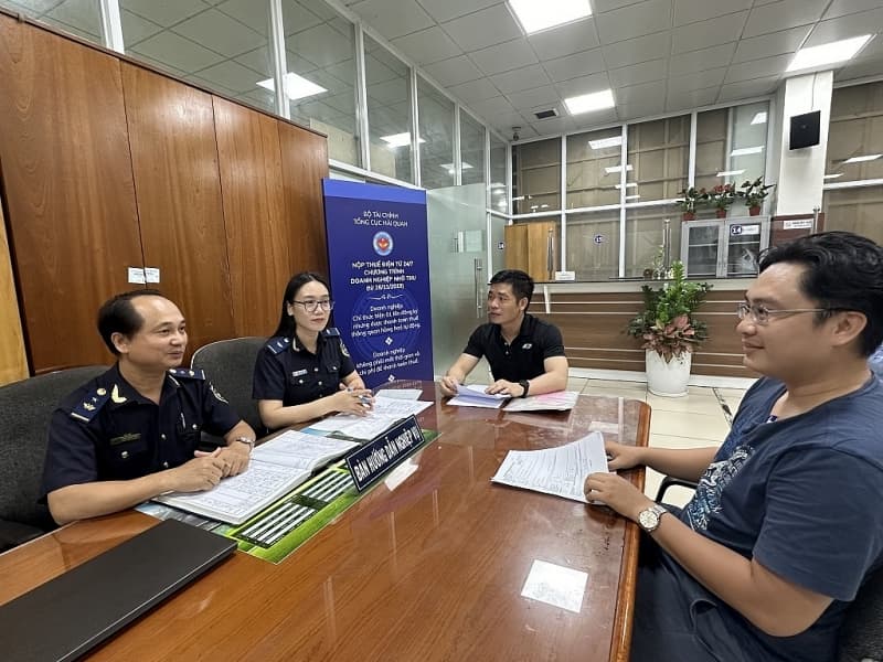 Cat Lai Port sees over 1,000 export shipments cleared by customs each day
