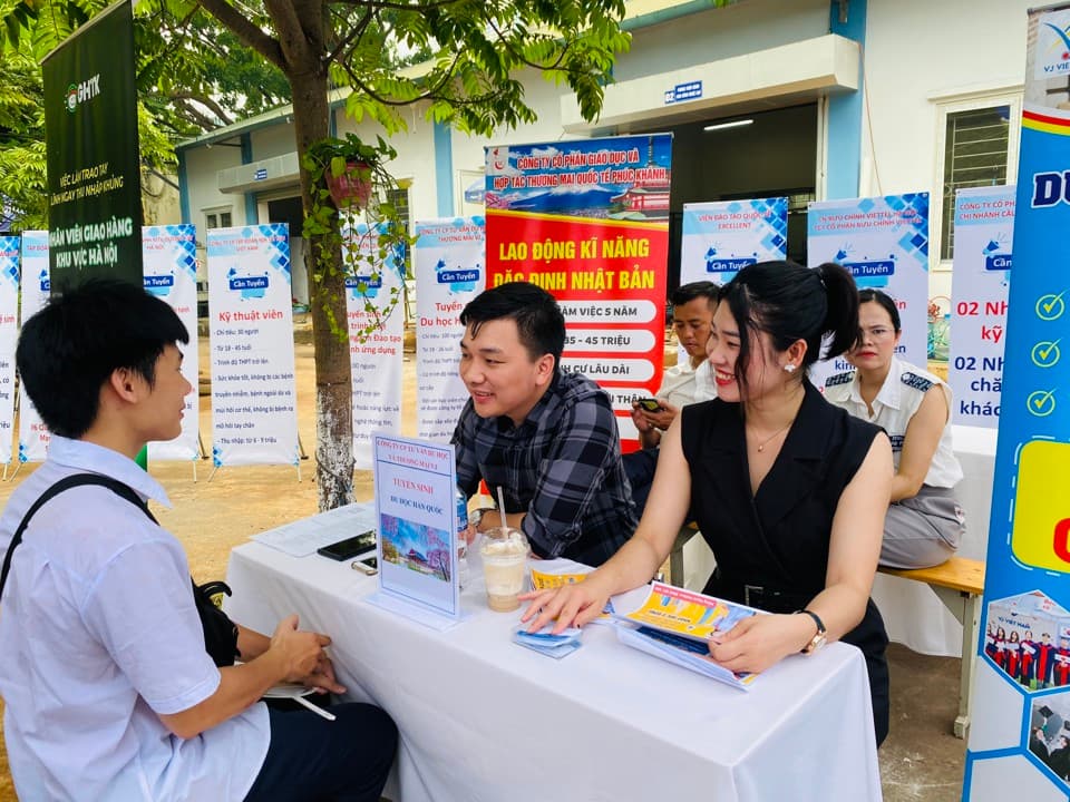 Year-end hiring spree as Hanoi companies ramp up recruiting