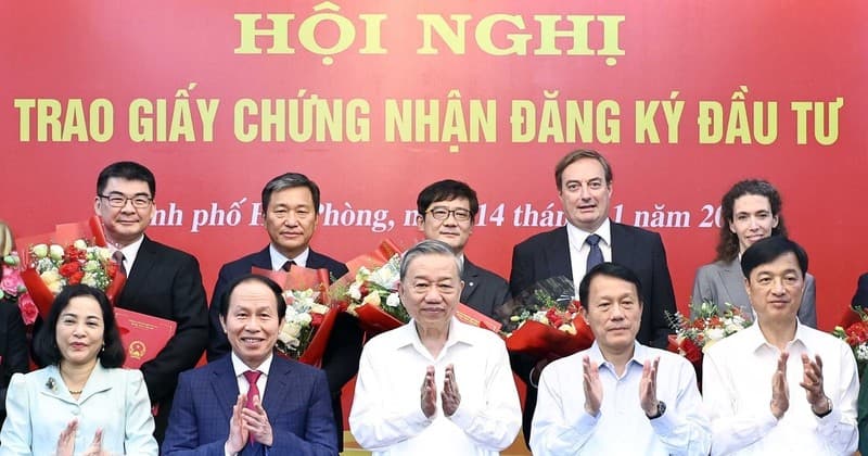 Hai Phong hands over investment certificates to 12 FDI projects