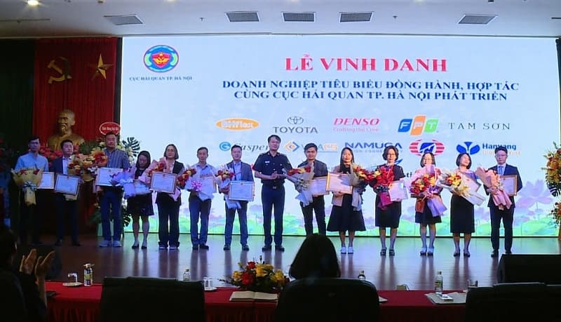 Hanoi Customs partners with businesses to boost import-export activities