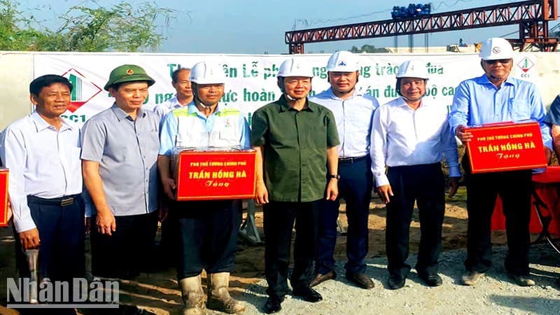 Deputy PM inspects expressway projects in Mekong Delta