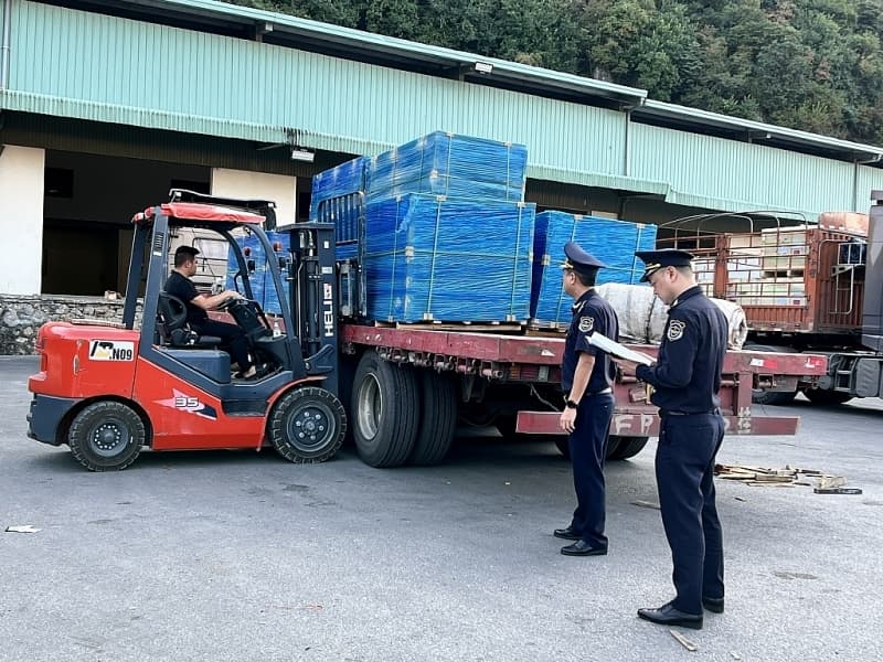 Goods trading, being seen from Lang Son border gate