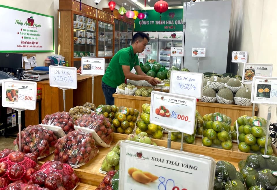 Hanoi controls fruit traders to ensure safety