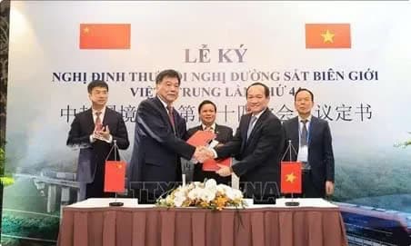 Vietnam, China sign protocol on railway transport cooperation