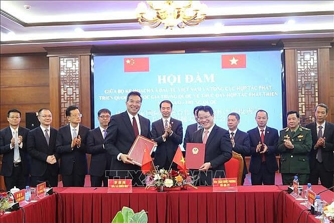 Vietnam, China step up development cooperation