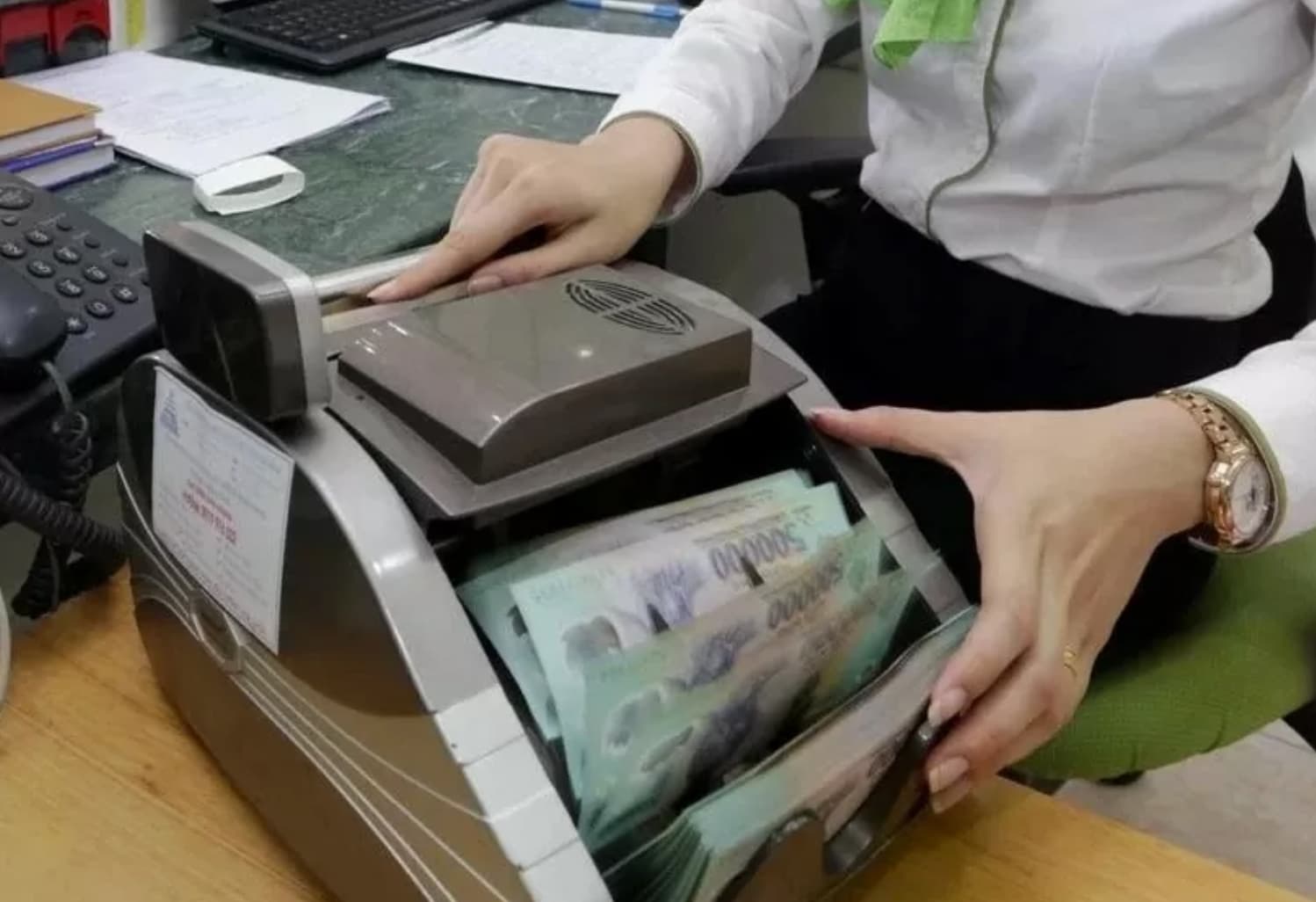Vietnamese dong forecast to depreciate by 3% against US dollar in 2025: Experts forcast