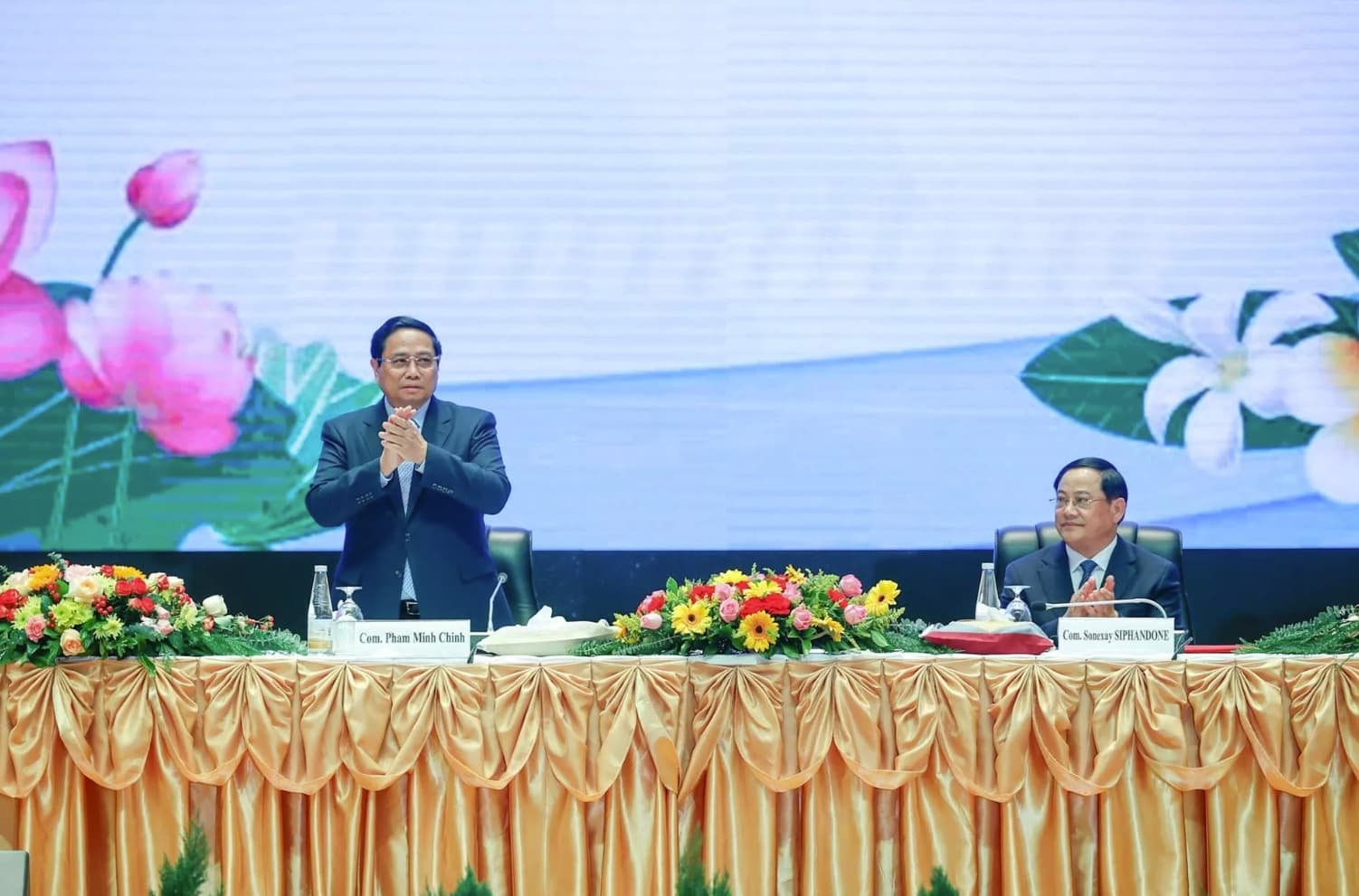 Vietnam, Laos Prime Ministers co-chair investment cooperation conference in Vientiane