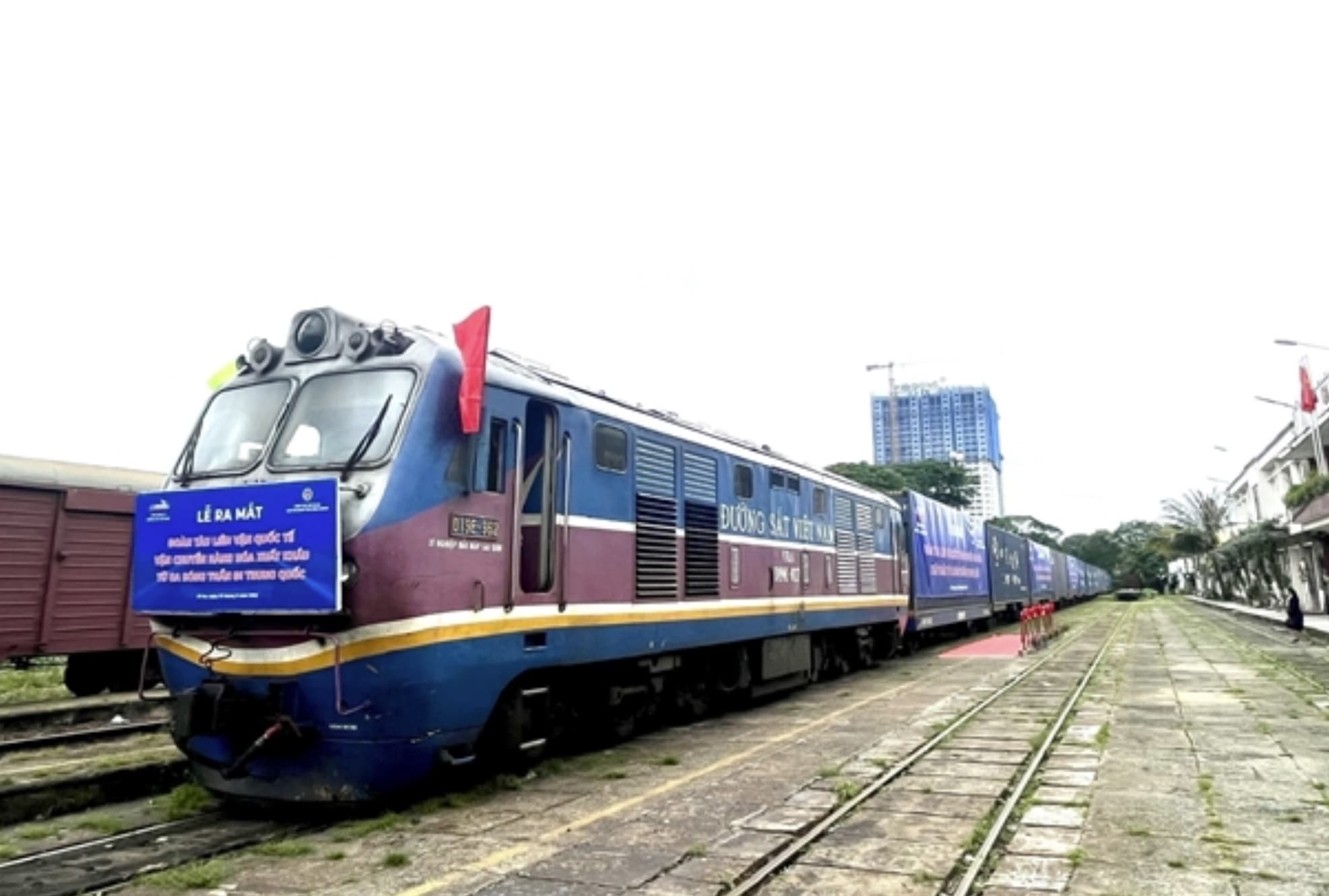 Freight transport via China-Việt Nam cross-border trains posts rapid growth