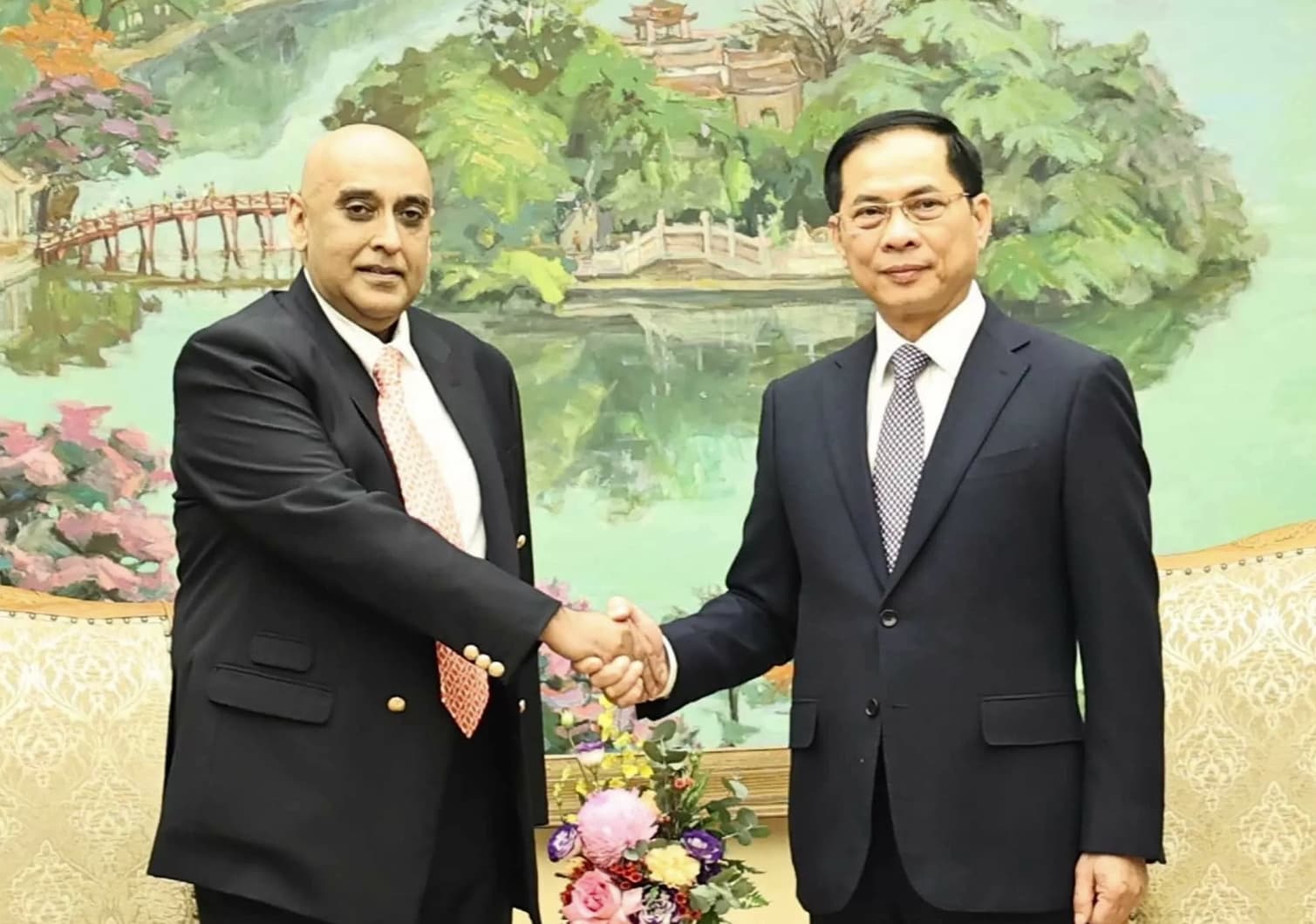 Deputy PM, FM Bui Thanh Son urged Makara Capital to help Vietnam build international financial centres
