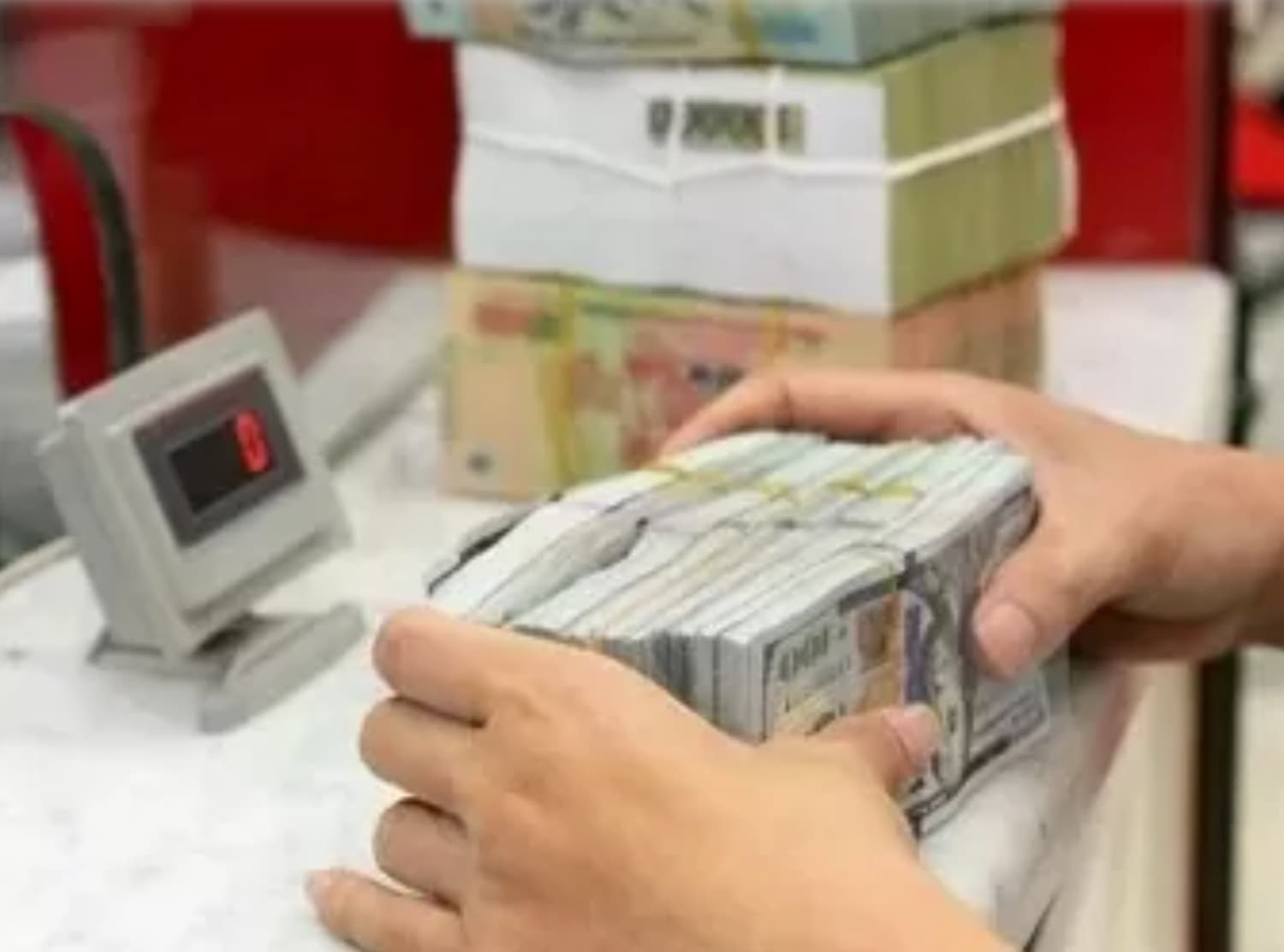 Remittances to HCM City surpasses 9.5 billion USD last year