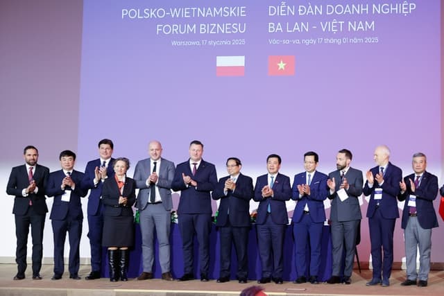 Prime Minister attends Viet Nam-Poland Business Forum in Warsaw
