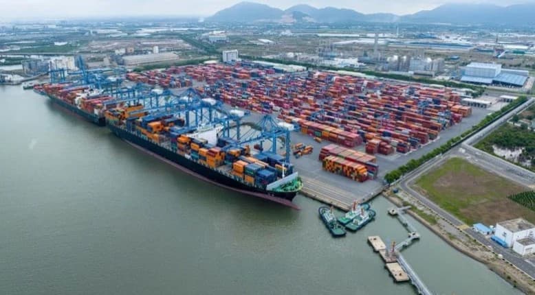 Cai Mep-Thi Vai seaport cluster welcomes first ships on first day of Lunar New Year