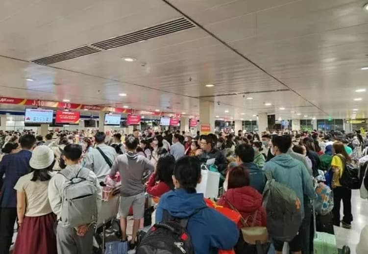 Airports welcome huge numbers of passengers on Tet Lunar New Year