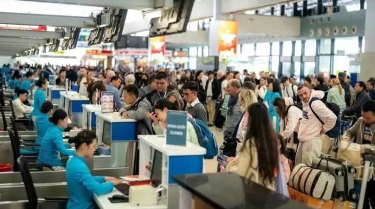 Flights soar at Noi Bai and Tan Son Nhat major airports as Tet travel boom