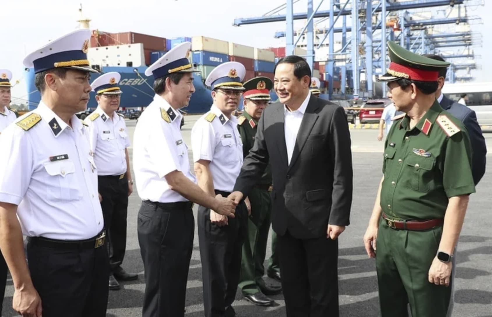Lao PM visits Tan Cang-Cat Lai terminal