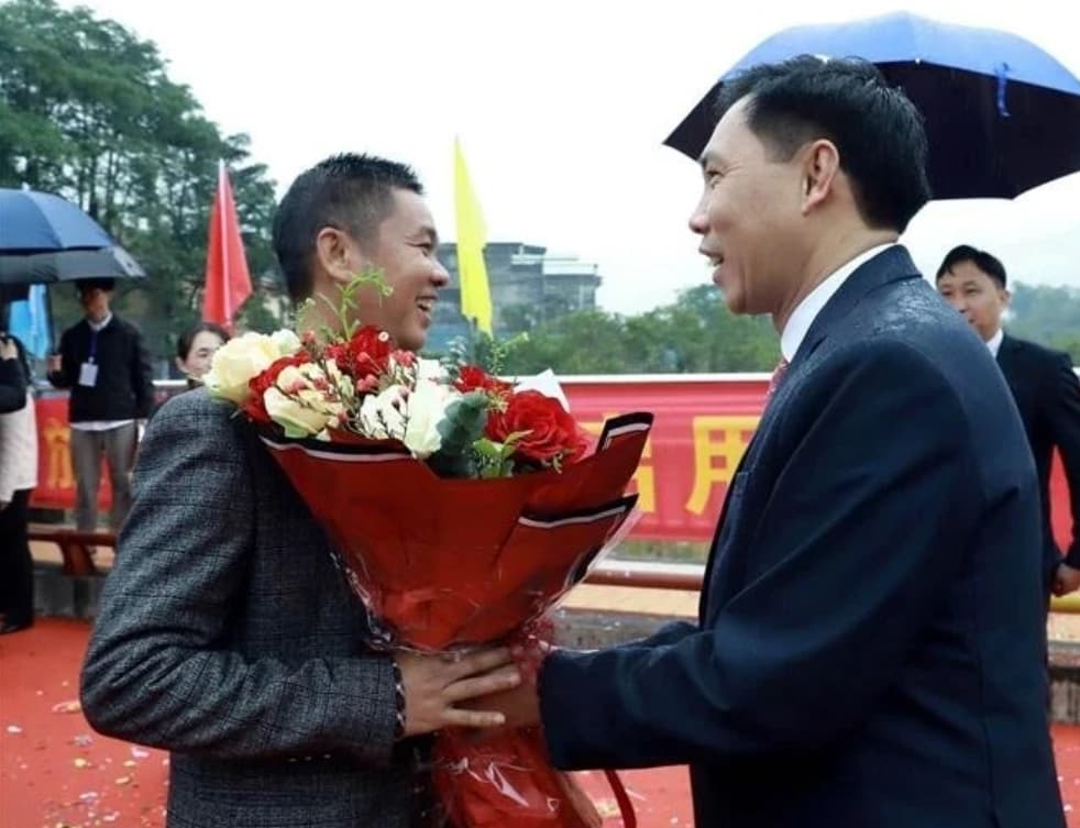 Hoanh Mo–Dongzhong border gate pair opens for tourists, border residents