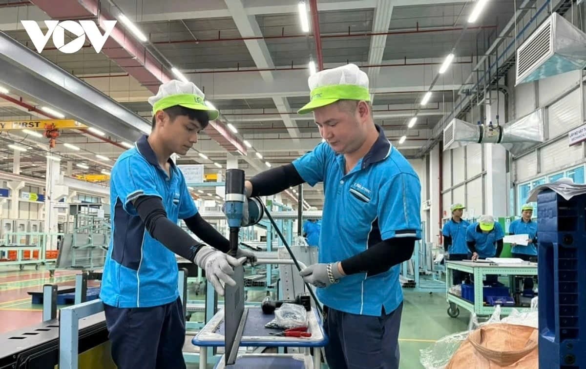 Business confidence rises despite PMI staying below 50.0 mark