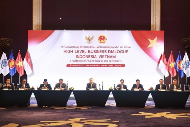Party leader attends Viet Nam-Indonesia high-level business dialogue