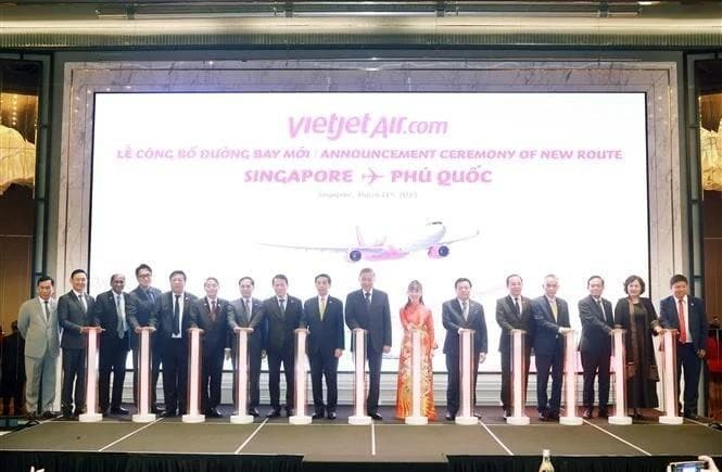 Party leader witnesses announcement of Singapore – Phu Quoc direct flight route