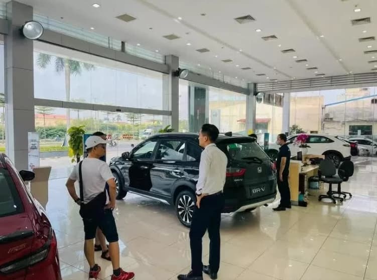 Vietnam’s automotive market rises in February with VinFast leads sales