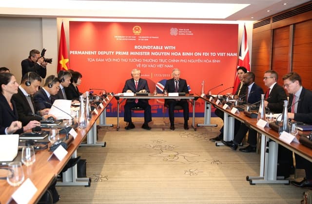 Standing Deputy PM, former British PM co-chair seminar on attracting FDI in Viet Nam