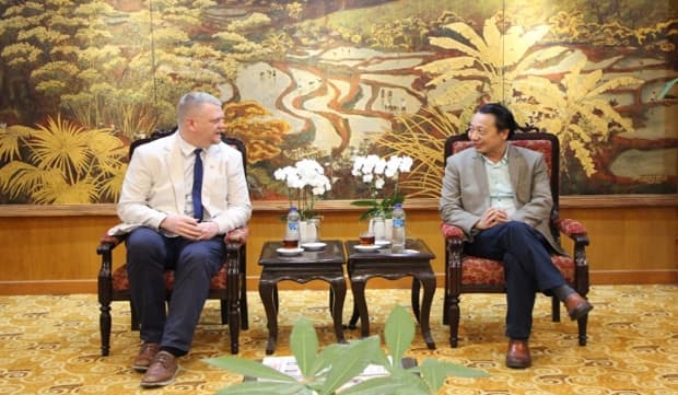 VCCI and Wanek Furniture discuss solutions for Vietnam's wood industry