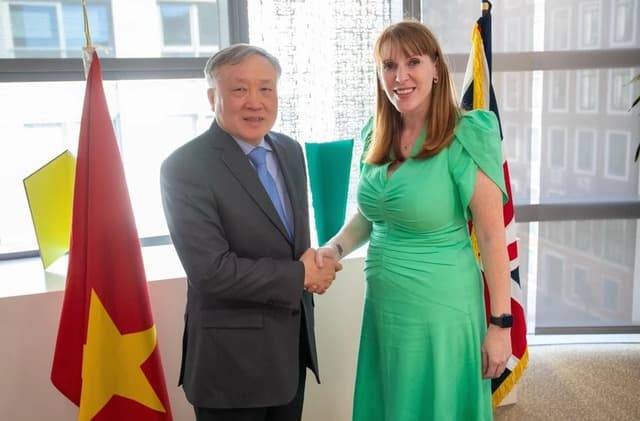 Viet Nam, UK strengthen cooperation on int’l financial center development