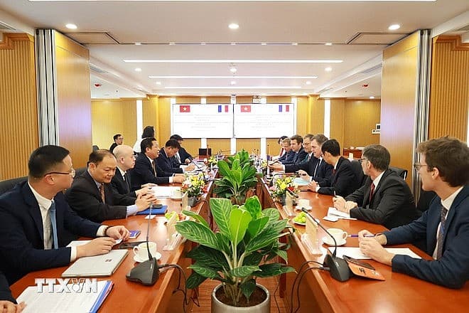 French businesses show strong interest in Vietnam's high-speed railway project: Minister