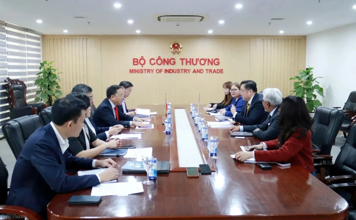 Vietnam and Malaysia share experience in developing renewable energy
