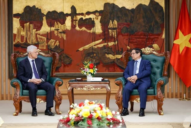 Prime Minister urges Standard Chartered to support building int’l financial centers in Viet Nam