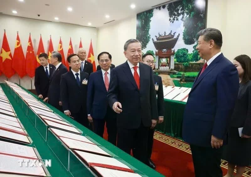 Vietnam, China ink pivotal agreements on railway, road cooperation