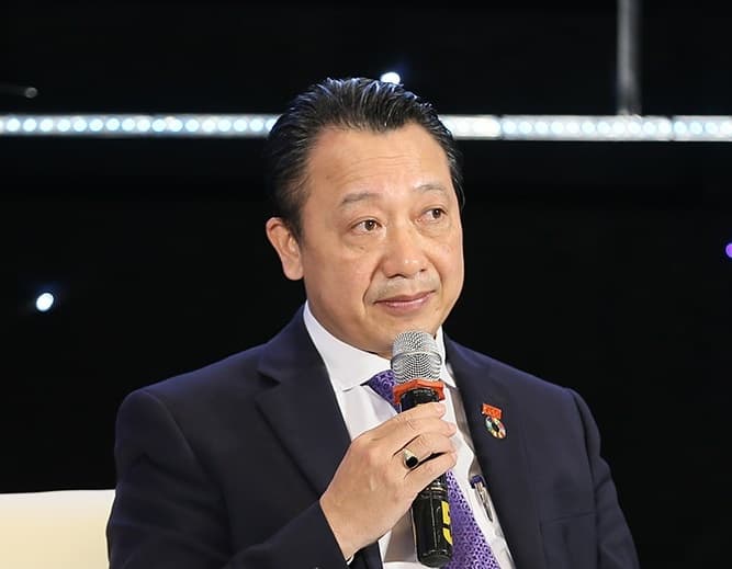 Learning from the best in green production models