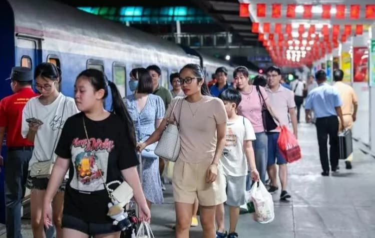 Some 76,000 train tickets sold for national holiday travel: Vietnam Railways Corporation